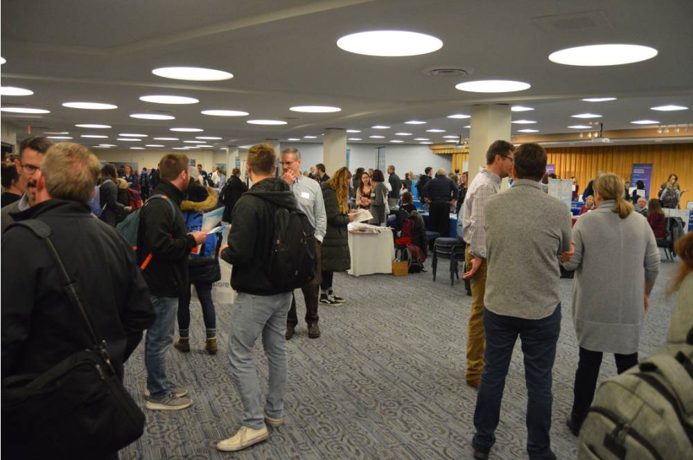 Overview photo of the room at the Academic Major Fair.
